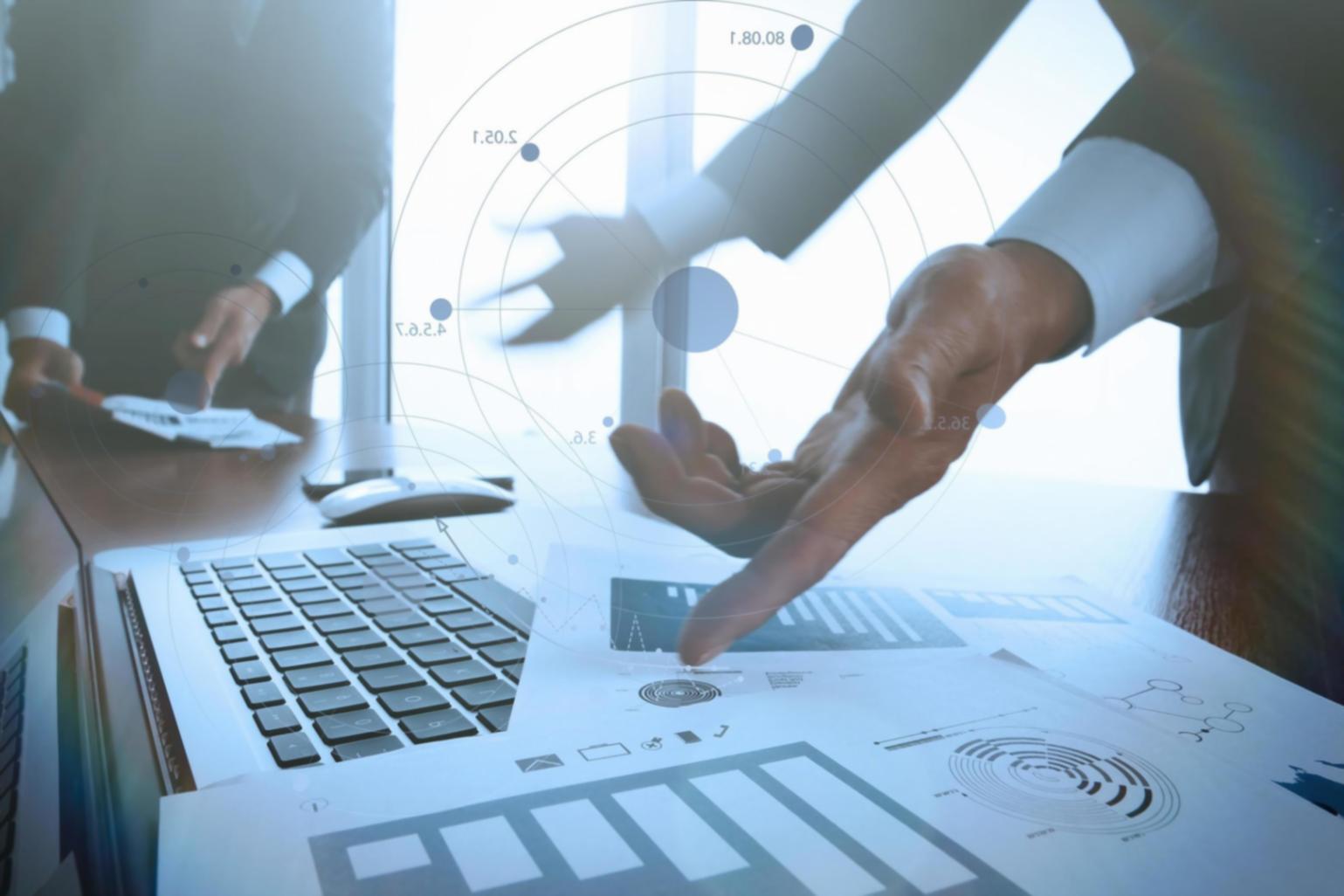 Teilnehmer arbeiten gemeinsam an Budgetplanungsübungen