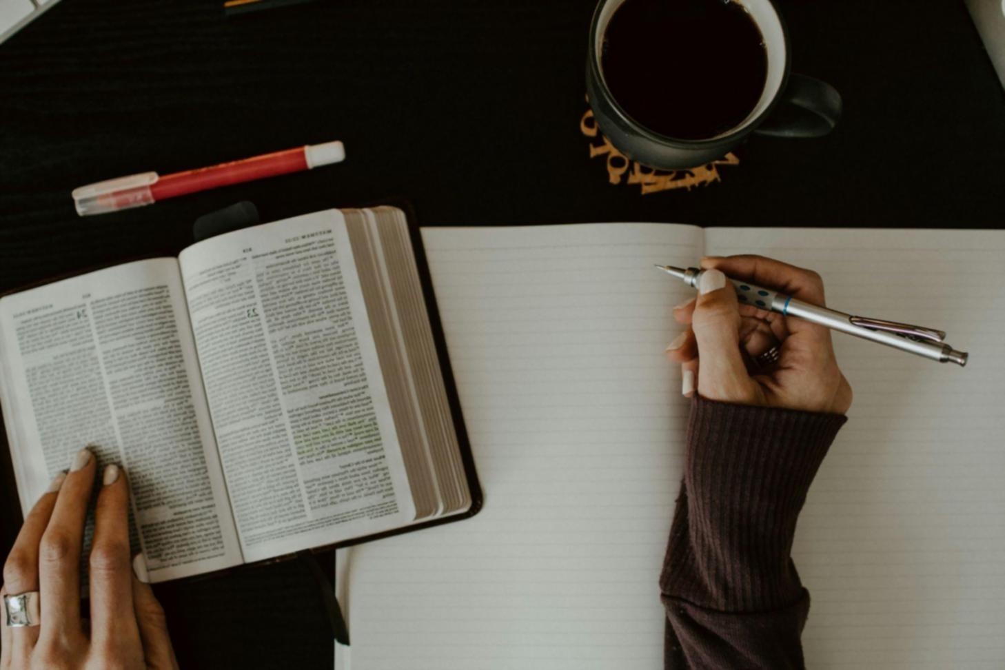 Freundliches Beratungsgespräch zur Finanzplanung